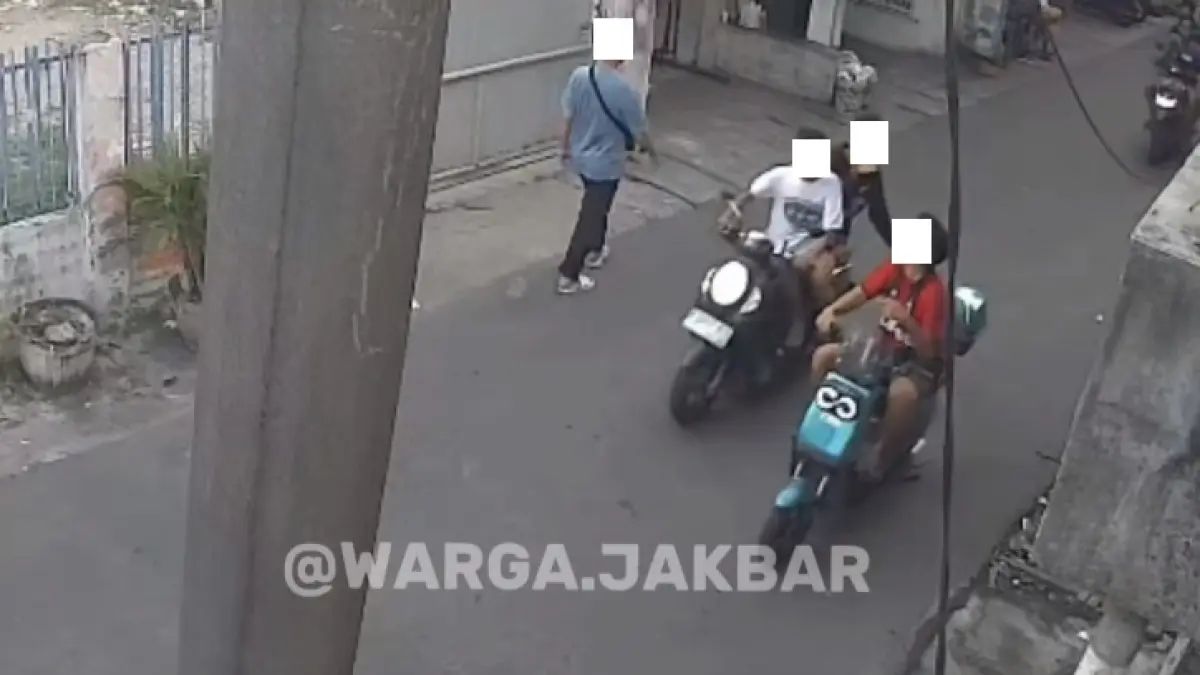 Tangkapan layar video penyiraman air keras di Rawa Buaya, Kecamatan Cengkareng, pada Minggu sore, 26 April 2026. (INSTAGRAM/@warga.jakbar)