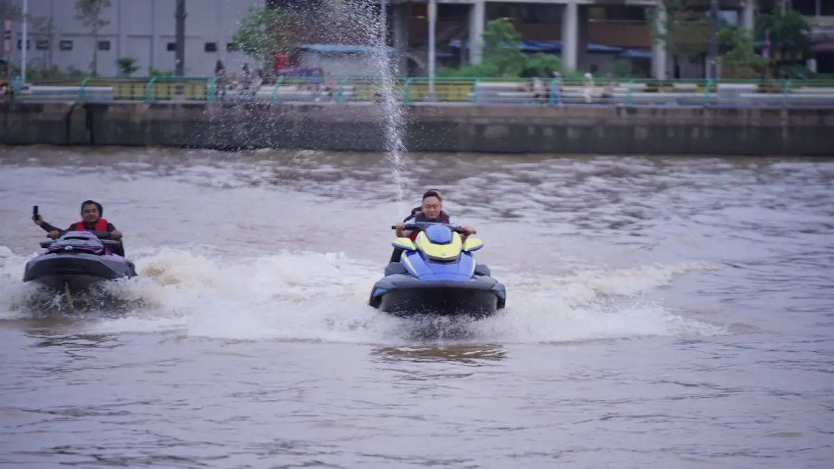 Wali Kota Pontianak Edi Rusdi Kamtono saat menjajal jetski di Sungai Kapuas usai meresmikan Panorama Jetski Pontianak. (ISTIMEWA)
