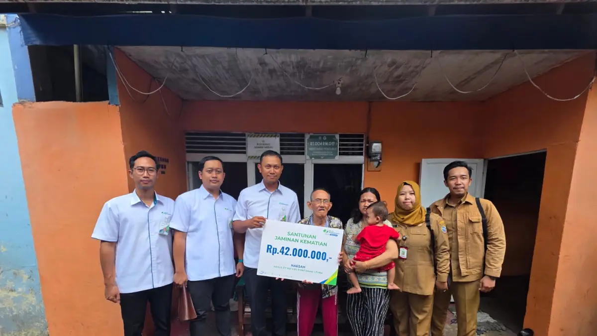 BPJS Ketenagakerjaan Cabang Pontianak saat menyerahkan santunan jaminan kematian sebesar Rp42 juta kepada ahli waris peserta dalam kegiatan sosialisasi.