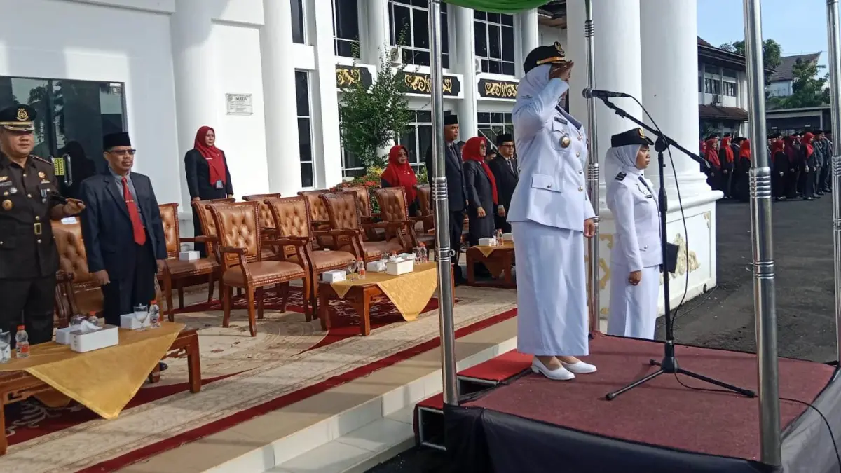 Bupati Erlina saat memimpin upacara peringatan Hari Otonomi Daerah.