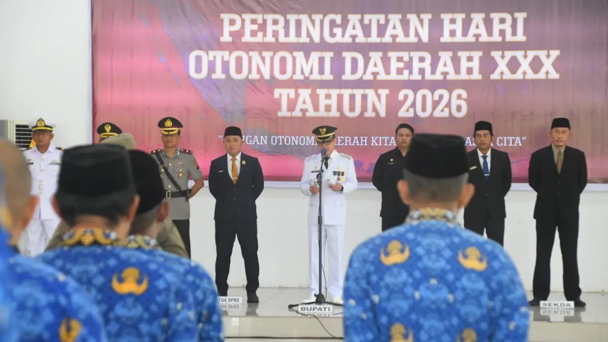 Bupati Kayong Utara, Romi Wijaya pimpin upacara Peringatan Hari Otonomi Daerah ke-XXX Tahun 2026 di Aula Pondopo Bupati Kayong Utara, Sukadana, Senin (27/4). (PROKOPIM  KKU)