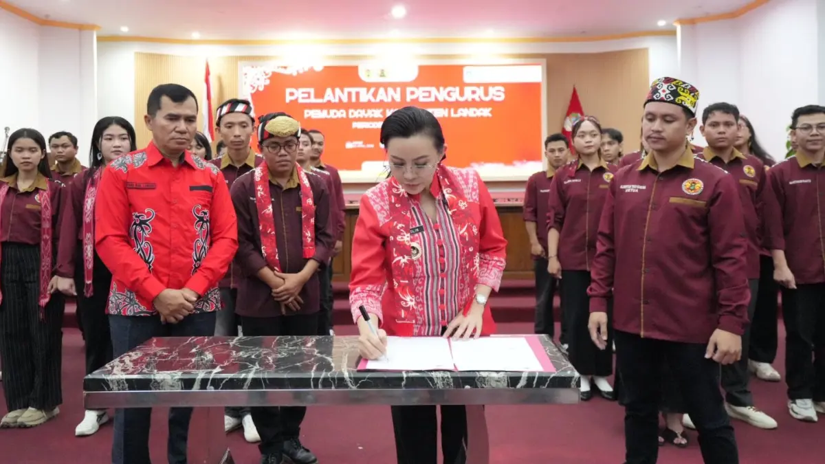 Bupati Landak Karolin Margret Natasa melantik jajaran pengurus Pemuda Dayak Landak pada Jumat (24/4). (DOK HUMAS PEMKAB LANDAK)