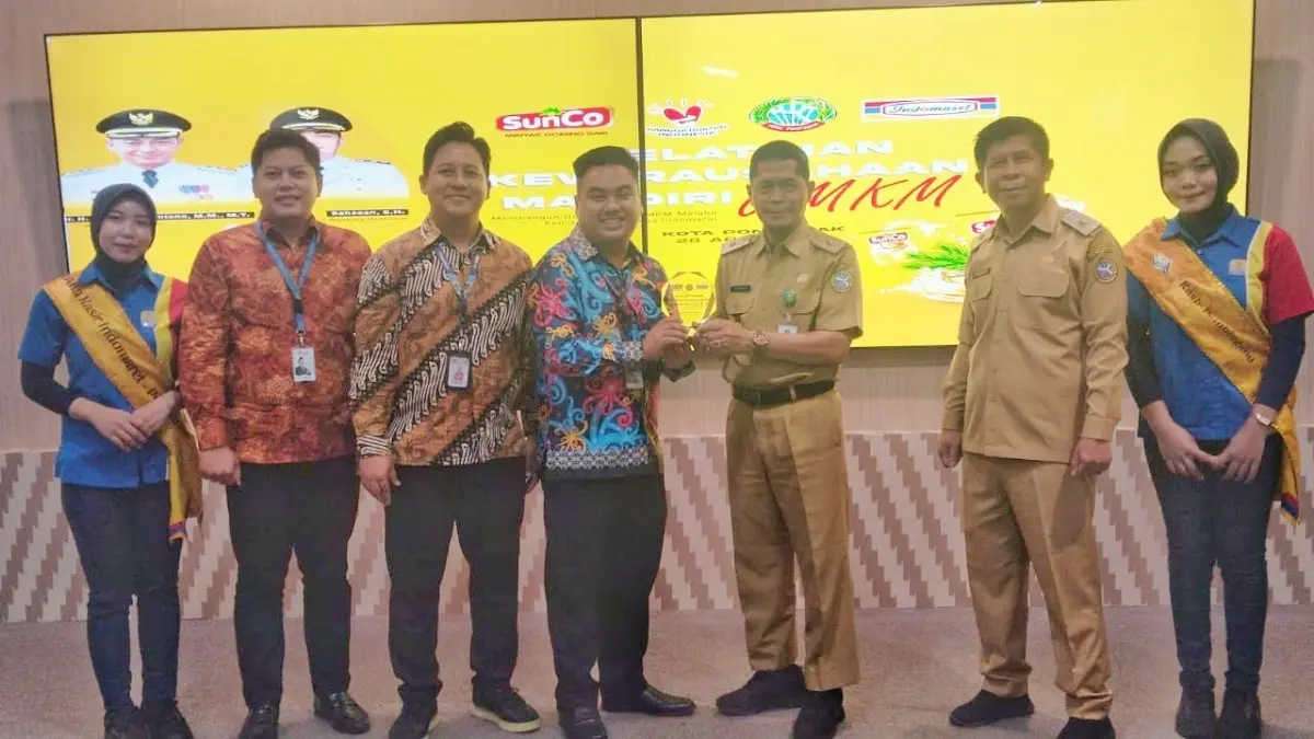 Development Manager Indomaret Cabang Pontianak Ignatius Yoga Patria memberikan cindramata kepada Kepala Dinas Koperasi, Usaha Mikro, dan Perdagangan Kota Pontianak, Ibrahim, selasa (28/4) di aula SSA kantor Wali Kota Pontianak. (WANDI/ PONTIANAK POST)