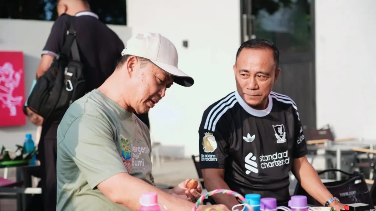 Gubernur, Ria Norsan, bersama Wakil Gubernur Kalbar Krisantus Kurniawan terlihat berbincang-bincang saat keduanya hadir di aksi penanaman pohon serentak dalam rangka memperingati Hari Bumi Sedunia 2026. (Adpim Pemprov Kalbar)