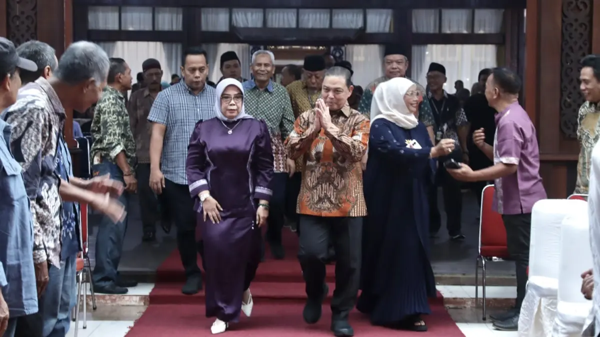 Gubernur Ria Norsan saat tiba di acara Halal Bihalal alumni lintas generasi Ikatan Alumni (IKA) STM Transisi/STM 2, yang sekarang sudah bernama SMKN 4 Pontianak. (Adpim Pemprov Kalbar)