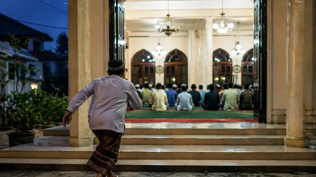ilustrasi jamaah yang telat ke masjid dan akan melakukan masbuk  