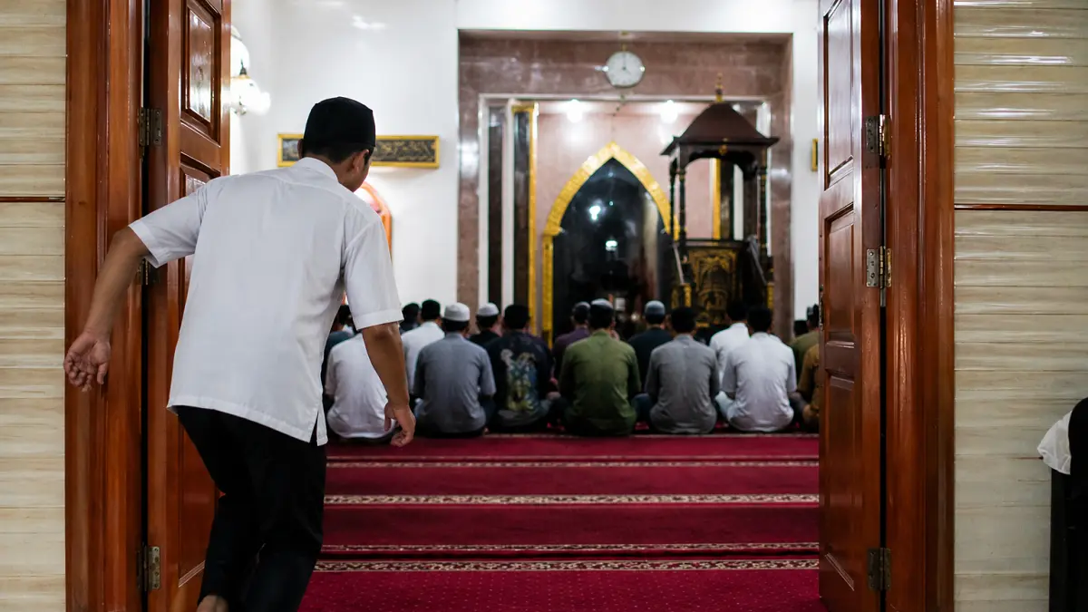 Ilustrasi jemaah salat yang hendak masbuk karena telat 