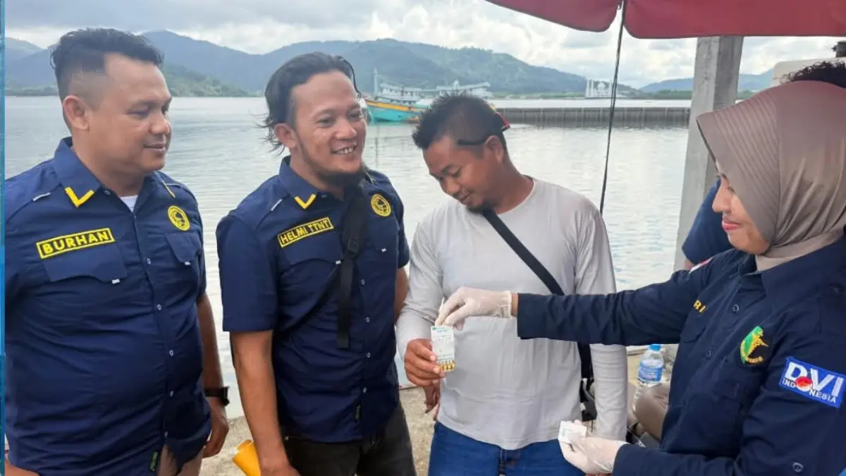 Jajaran Polres Kayong Utara melaksanakan tes urine terhadap para supir speed di Pelabuhan TPI, Sukadana. (PROKOPIM KKU)