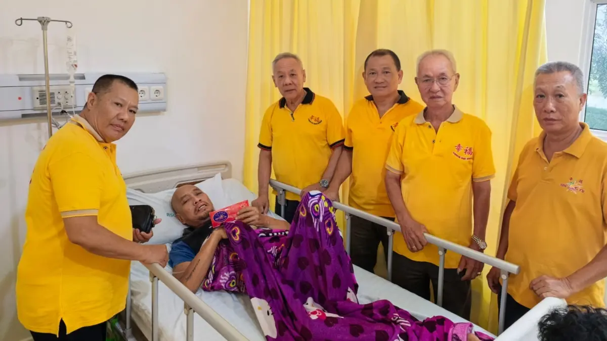 Komunitas Insan Bahagia saat menyalurkan bantuan. (ISTIMEWA)