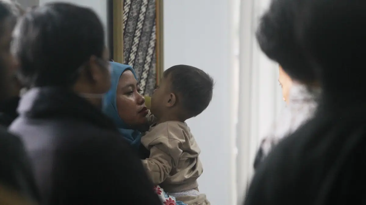 Orang tua bersama anaknya yang menjadi salah satu korban kekerasan terhadap anak oleh Daycare Little Aresha, di Mapolresta Jogjakarta, Senin (27/4/2026). (GUNTUR AGA/RADAR JOGJA)