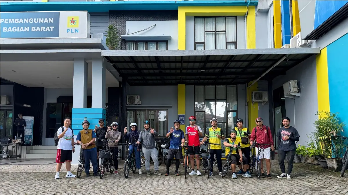 Para pegawai PLN UIP KLB yang datang ke kantor dengan berjalan kaki dan bersepeda. Kebijakan sterilisasi area parkir di Kantor PLN UIP KLB ini sebagai dukungan bagi lingkungan (Adpim Pemprov Kalbar)