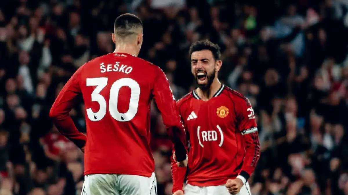 Pemain Manchester United mengenakan jersey bertuliskan (RED) sebagai simbol kampanye amal global. (FB.MANCHESTER UNITED)