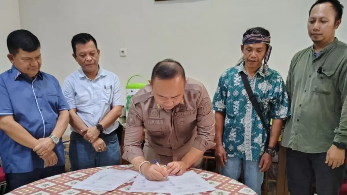 Penandatanganan kesepakatan usai perundingan para pihak antara masyarakat adat Dusun Lelayang dan PT Mayawana Persada, yang digelar di Balai Berkuak, Kecamatan Simpang Hulu, Kabupaten Ketapang, Kalimantan Barat. (DOK LINK-AR BORNEO)
