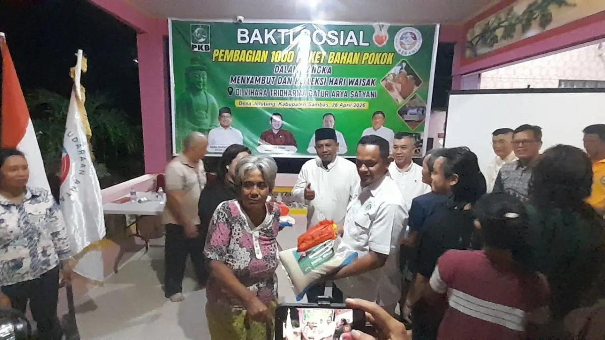 Penyerahan seribu paket secara simbolis oleh Ketua Umum DPP Berani, Lorens Manuputty, di Vihara Tridharma Catur Arya Satyani Jelutung. (ISTIMEWA)