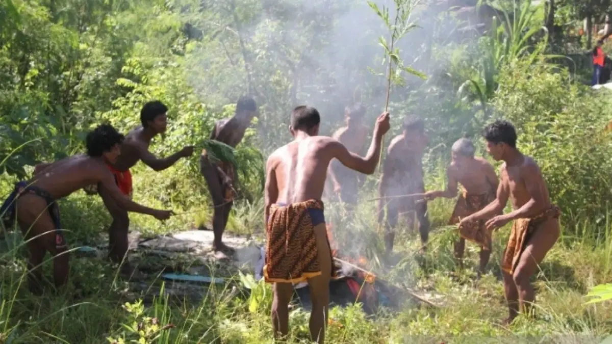 Sejumlah anggota Suku Anak Dalam (orang rimba) di Jambi mengikuti simulasi penanganan kebakaran hutan bersama tim gabungan, Minggu (26/4/2026). (ANTARA/HO-Humas KKI Warsi)