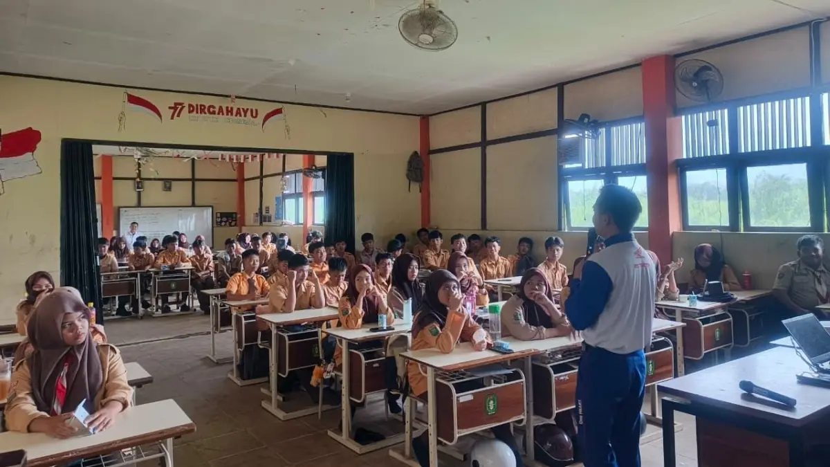 Siswa SMKN 1 Sungai Raya mengikuti edukasi safety riding dari Astra Motor Kalbar sebagai upaya menanamkan budaya #Cari_aman sejak dini.
