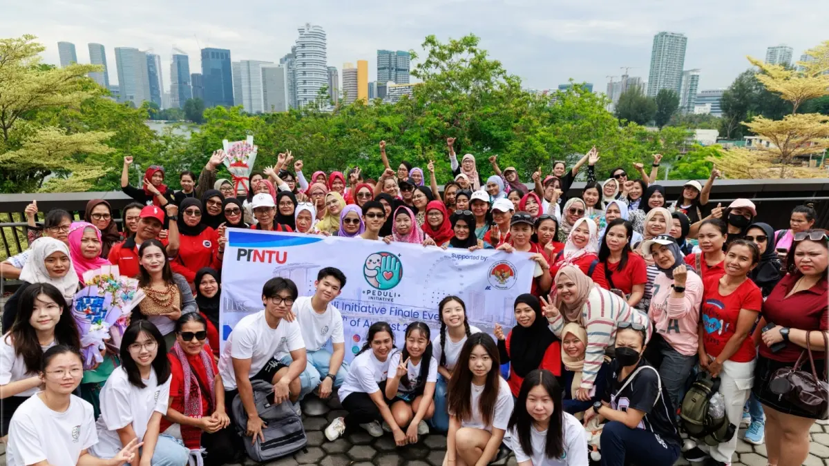 Tim dan relawan Peduli Initiative berfoto bersama para PMI di Singapura saat kegiatan dalam rangka HUT-RI tahun lalu. (Dokumentasi Nathan Alexandro Tjhe)