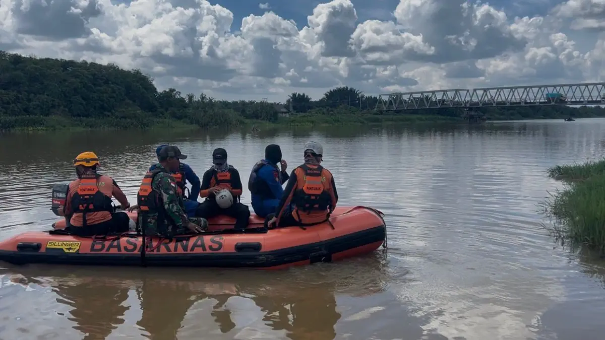 Tim SAR Gabungan saat melakukan pencarian terhadap korban hilang.