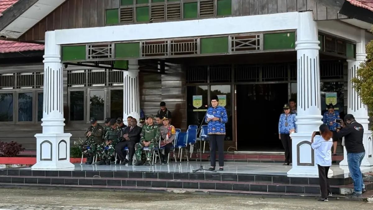 Upacara peringatan Hari Otonomi Daerah berlangsung khidmat, dihadiri unsur TNI-Polri dan pemerintah daerah sebagai simbol sinergi menjaga pembangunan dan stabilitas wilayah.