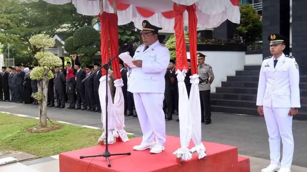 Wakil Bupati Kubu Raya Sukiryanto memimpin Upacara Peringatan Hari Otonomi Daerah ke-30 di halaman Kantor Bupati Kubu Raya, Senin (27/4).(Prokopim Kubu Raya)