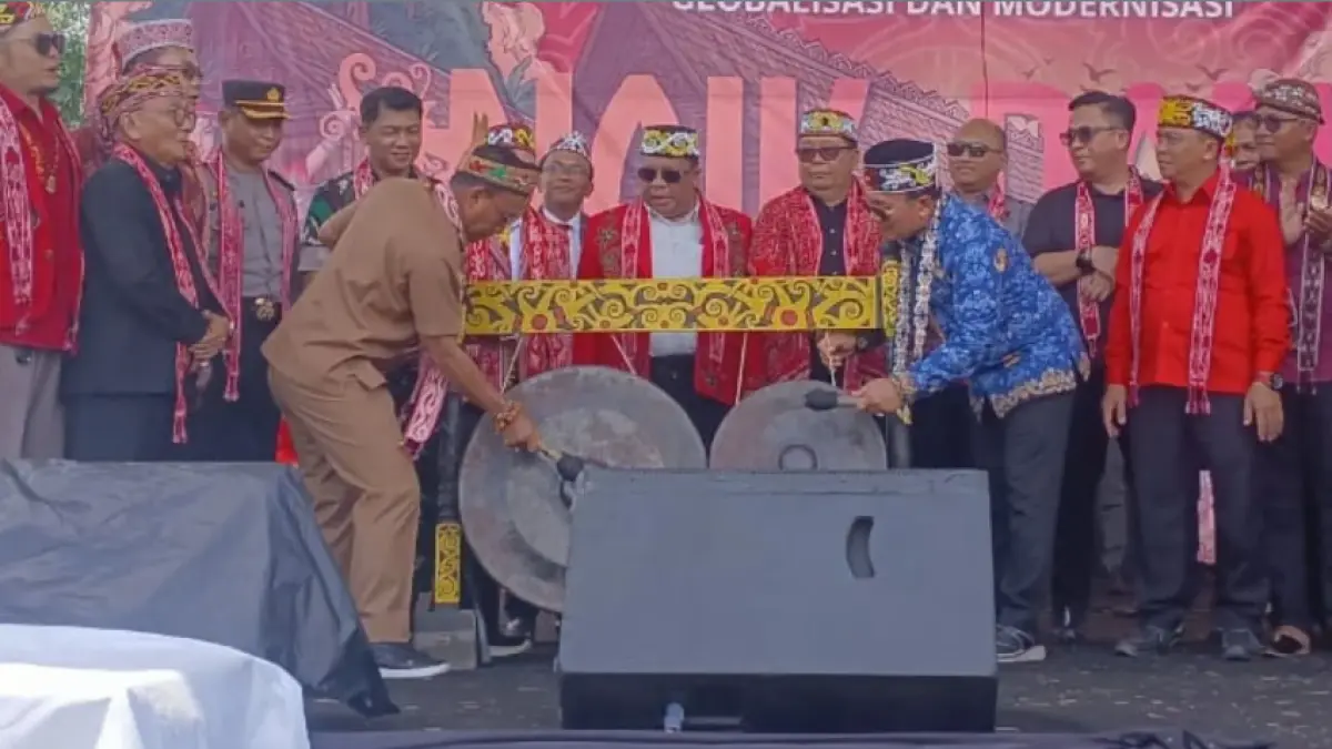 Wakil Gubernur Krisantus Kurniawan memukul gong menandai pembukaan Naik Dango ke-41 di Rumah Betang Desa Lingga, Kecamatan Sungai Ambawang, Senin (27/4). (Diskominfo Kubu Raya)