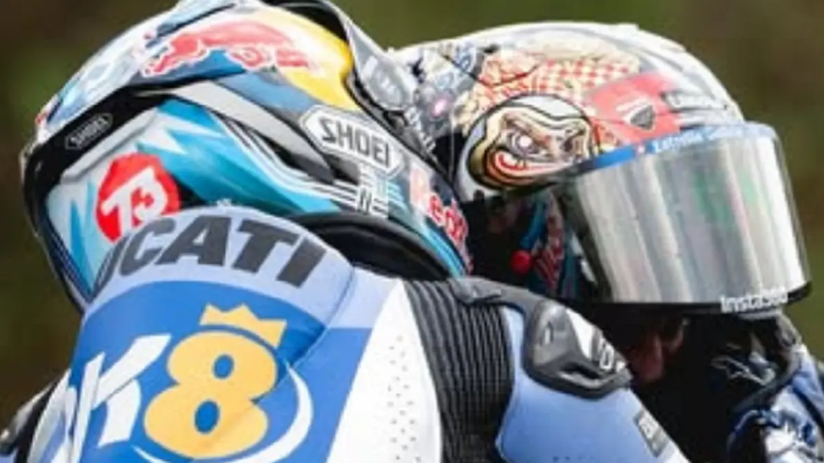 Alex Marquez berpelukan dengan Marc Marquez pada seri MotoGP 2025. (INSTAGRAM/@alexmarquez73)