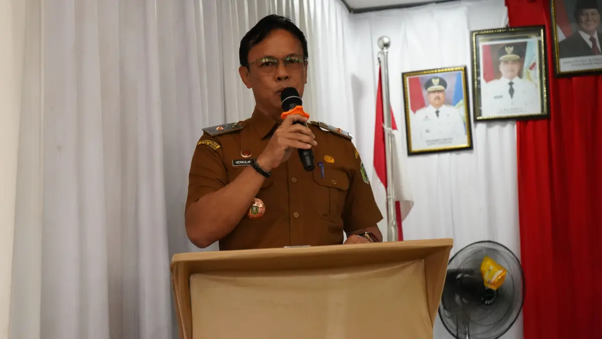 Asisten Administrasi Umum Setda Sanggau, Herkulanus Heri Purnama membuka kegiatan deklarasi Kembayan bebas ODF, Selasa (28/4). (ISTIMEWA)