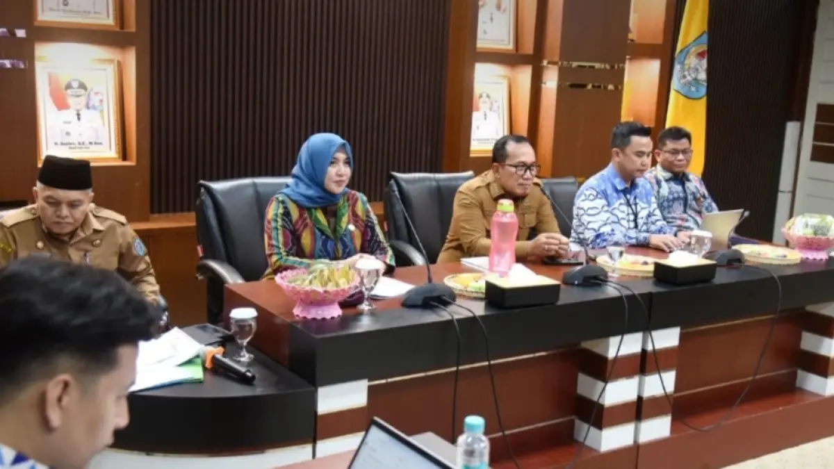 Bupati Kubu Raya, Sujiwo membuka Rapat Pleno TPAKD dan Pengembangan Kapasitas Pelaku UMKM di Ruang Pamong Praja I Kantor Bupati Kubu Raya, Selasa (28/4). Rapat tersebut juga dihadiri  Kepala OJK Kalbar, Rochma Hidayati. (Prokopim Kubu Raya)