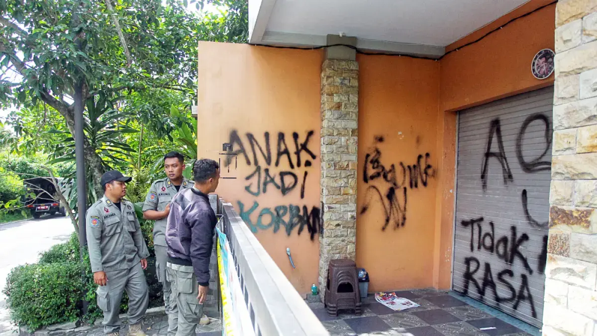 Coretan vandalisme bernada protes dan makian tampak memenuhi tembok Daycare Little Aresha di Jalan Pakel Baru Utara, Sorosutan, Umbulharjo, Kota Jogja, kemarin (28/4). (Guntur Aga Tirtana/Radar Jogja)
