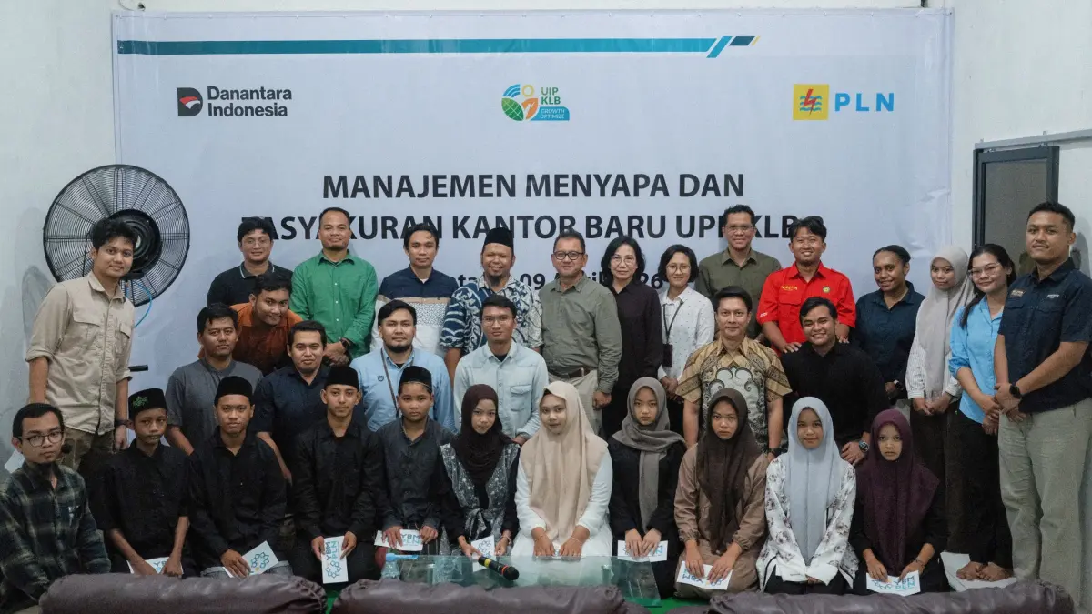 Foto bersama usai peresmian kantor baru PLN UPP KLB 2 di Kabupaten Sintang. (ISTIMEWA)