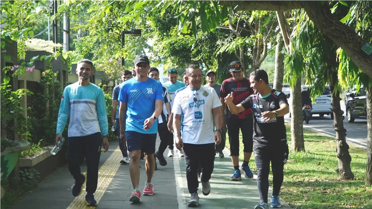General Manager PLN UIP KLB, Susilo, yang ikut berjalan kaki bersama para pegawai sebagai bagian dari aksi "Clean Energy Day" yang dipadukan dengan "Wellness Day". (DOK PLN UIP KLB)