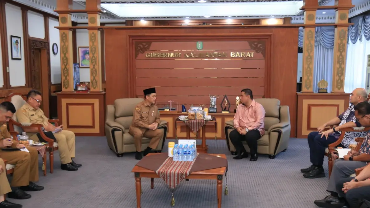 Gubernur Kalimantan Barat, Ria Norsan saat berbincang-bincang dengan Konsul Malaysia Encik Azizul Zekri bin Abdul Rahim. (Adpim Pemprov Kalbar)