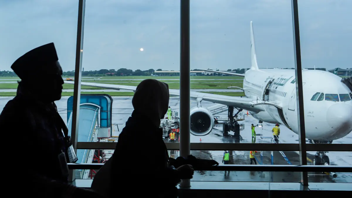 Jamaah calon haji menuju pesawat saat pemberangkatan di Terminal 1 Bandara Internasional Juanda, Jawa Timur, Jumat (2/5/2025). (Riana Setiawan/ Jawa Pos)