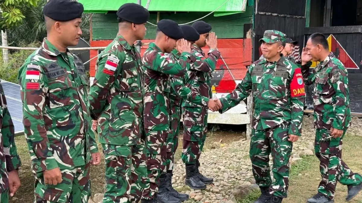 Komandan Kodim 1205/Sintang Letkol Arm Anggit Wijaksono meninjau langsung Pos Pengamanan Perbatasan Semareh dan Nanga Bayan di wilayah Senaning guna memastikan kesiapan personel serta memperkuat koordinasi pengamanan kawasan perbatasan. (ISTIMEWA)