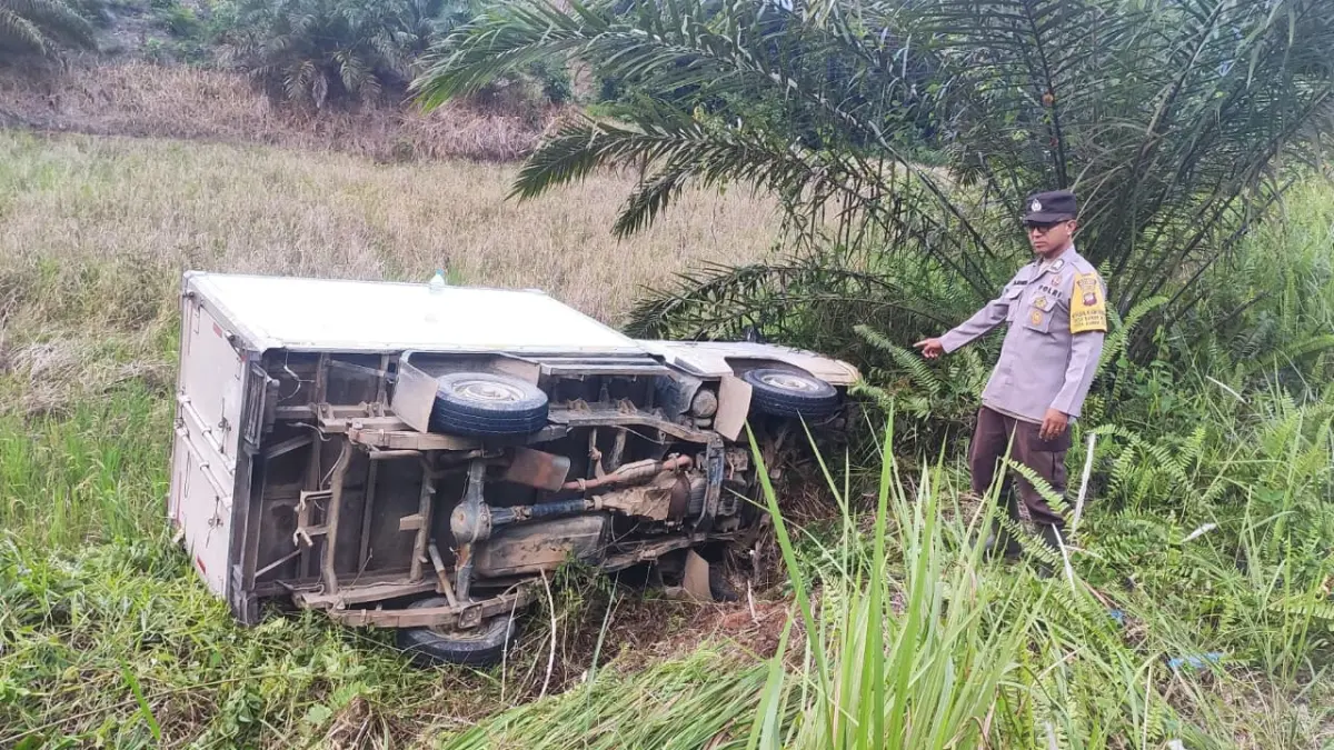 Mobil box bermuatan es krim terperosok ke parit usai menghindari lubang di Jalan Rawak–Nanga Taman.