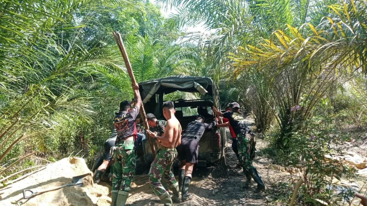 Perbaikan jalan di RT 9 RW 4 Desa Sepang saat TMMD.