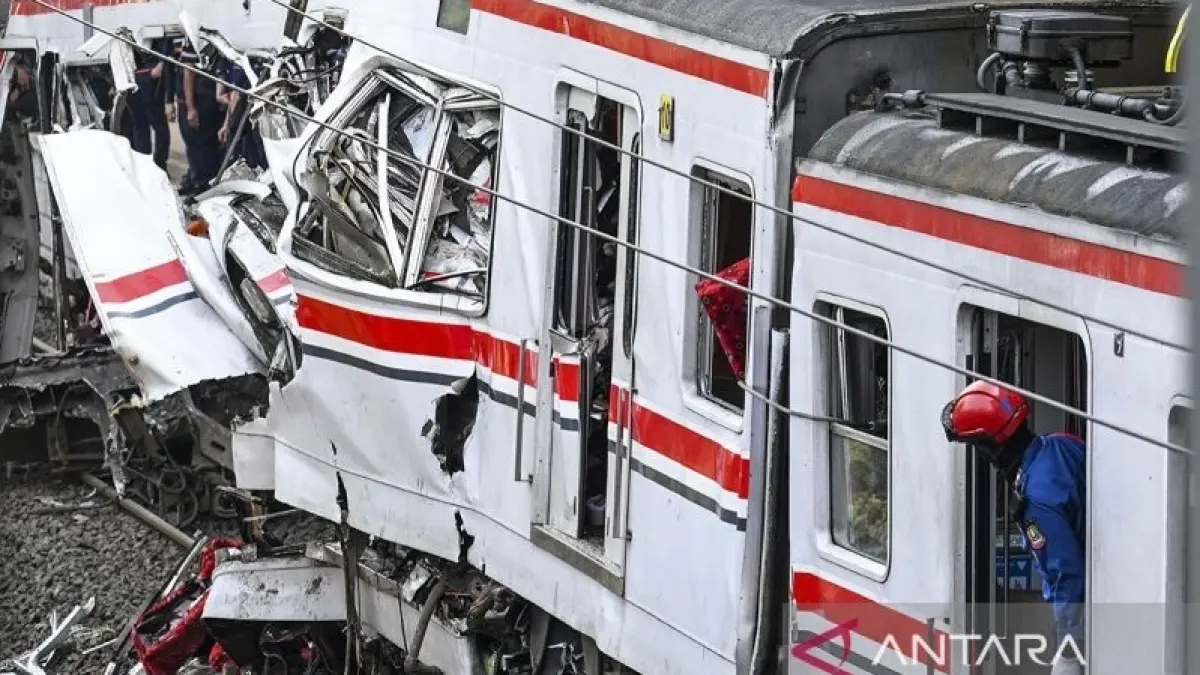 Petugas mengamati gerbong KRL Commuterline dan KA Argo Bromo Anggrek relasi Gambir-Surabaya Pasar Turi pascakecelakaan di Stasiun Bekasi Timur, Bekasi, Jawa Barat, Selasa (28/4/2026). (ANTARA FOTO/Galih Pradipta/agr)