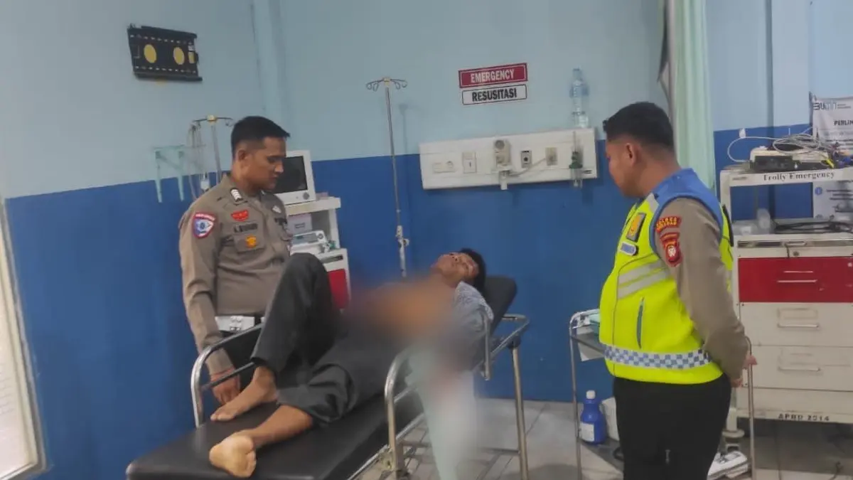Petugas menjenguk remaja korban kecelakaan motor dan truk CPO di tikungan Jalan Sekadau–Sintang.