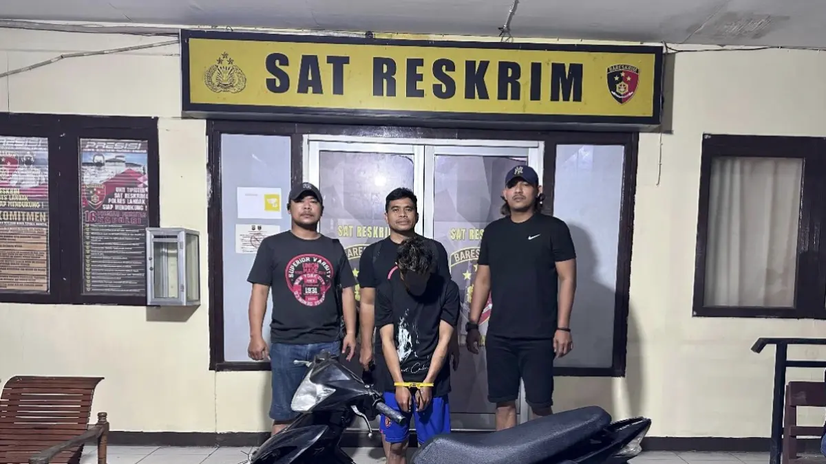 Polisi mengamankan barang bukti motor curian dan menangkap dua pelaku pencurian di Landak.