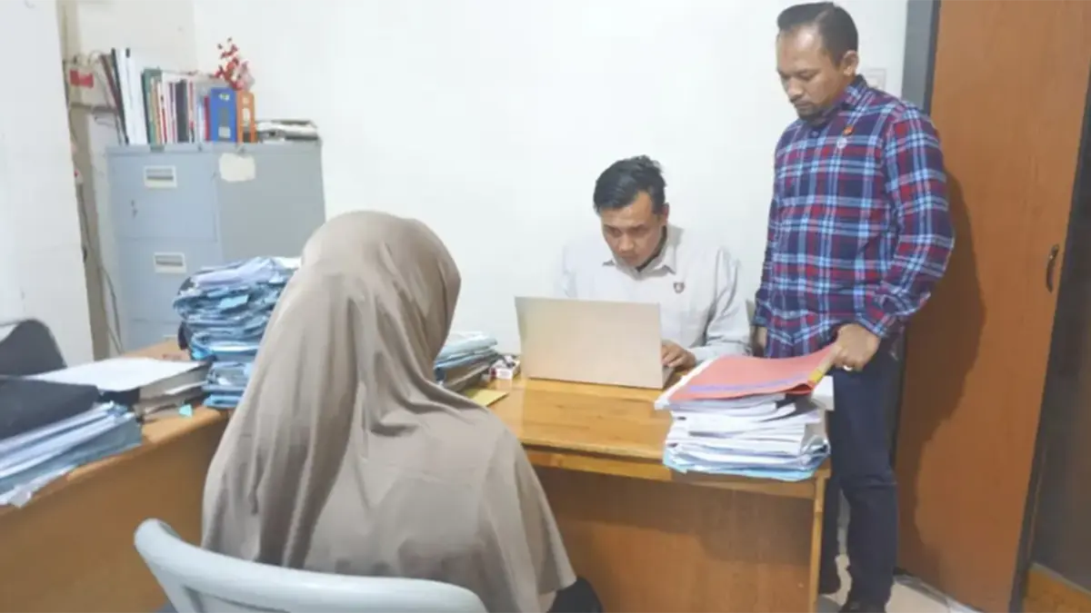 Polresta Banda Aceh saat melakukan pemeriksaan terhadap seorang perempuan yang diduga sebagai pegawai daycare BPD terkait kasus dugaan kekerasan terhadap anak balita yang viral di media sosial, Selasa (28/4/2026). (DOK POLRESTA BANDA ACEH)