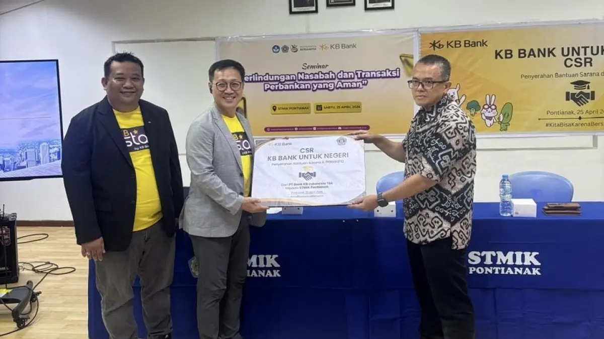 PT Bank KB Indonesia Tbk (KB Bank) menyerahkan secara simbolis dana pendidikan kepada pihak STMIK Pontianak pada kegiatan edukasi literasi keuangan bagi mahasiswa, Senin (27/4). (ISTIMEWA)