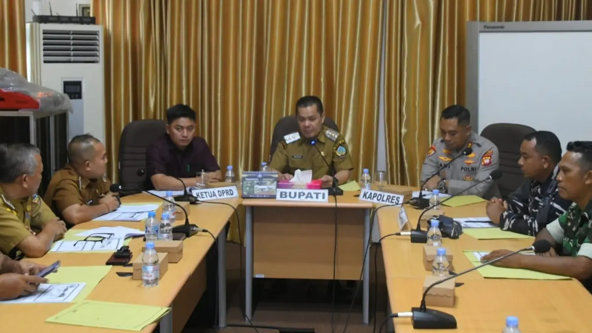 Rapat koordinasi dalam rangka membahas tahapan pelaksanaan Pemilihan Kepala Desa (Pilkades). (PROKOPIM KKU)