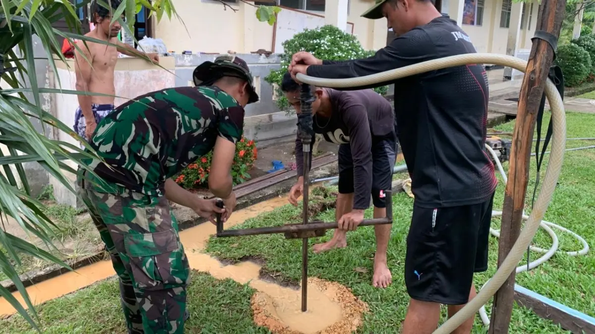 Satgas TMMD Sanggau melakukan pengeboran sumur di SDN 3 Semayang Kecamatan Kembayan beberapa waktu lalu. (DOK KODIM SANGGAU)