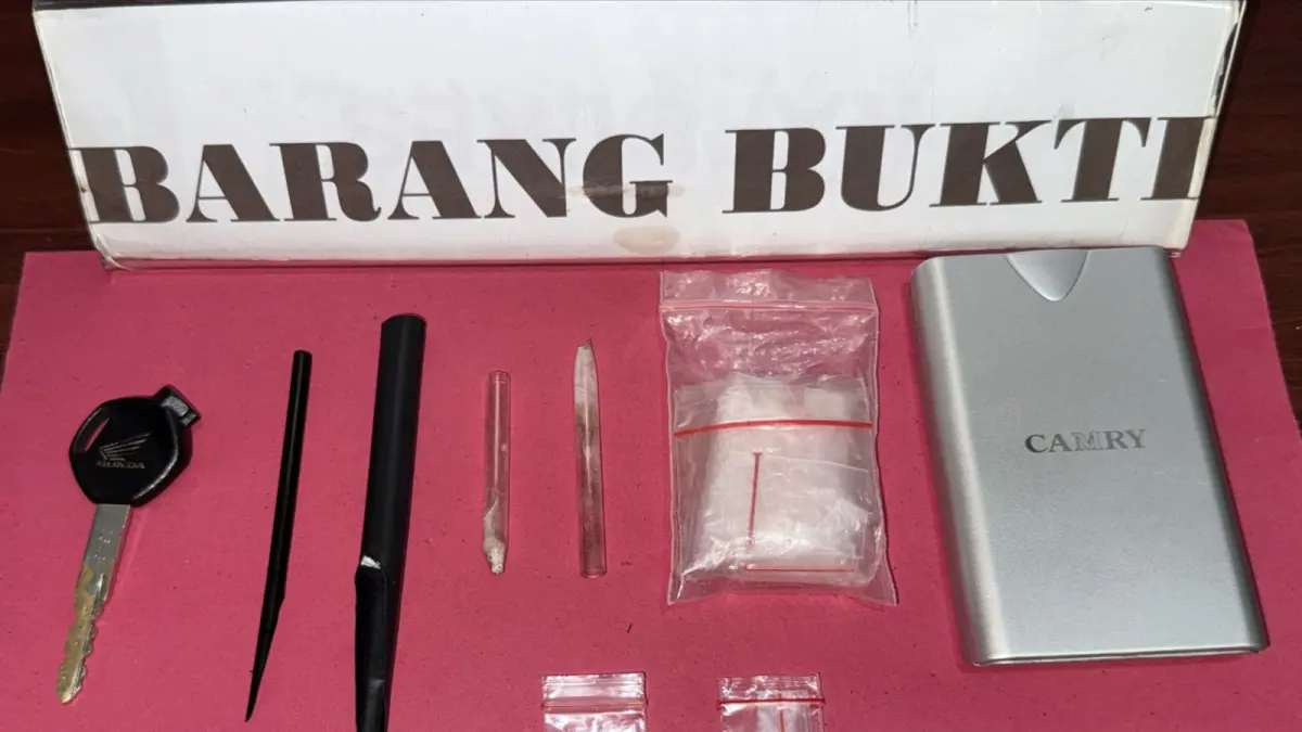 Satres Narkoba Polres Landak mengamankan sejumlah barang bukti dari tangan tersangka pengedar sabu di Kecamatan Ngabang pada Senin (27/4). (DOK POLRES LANDAK)