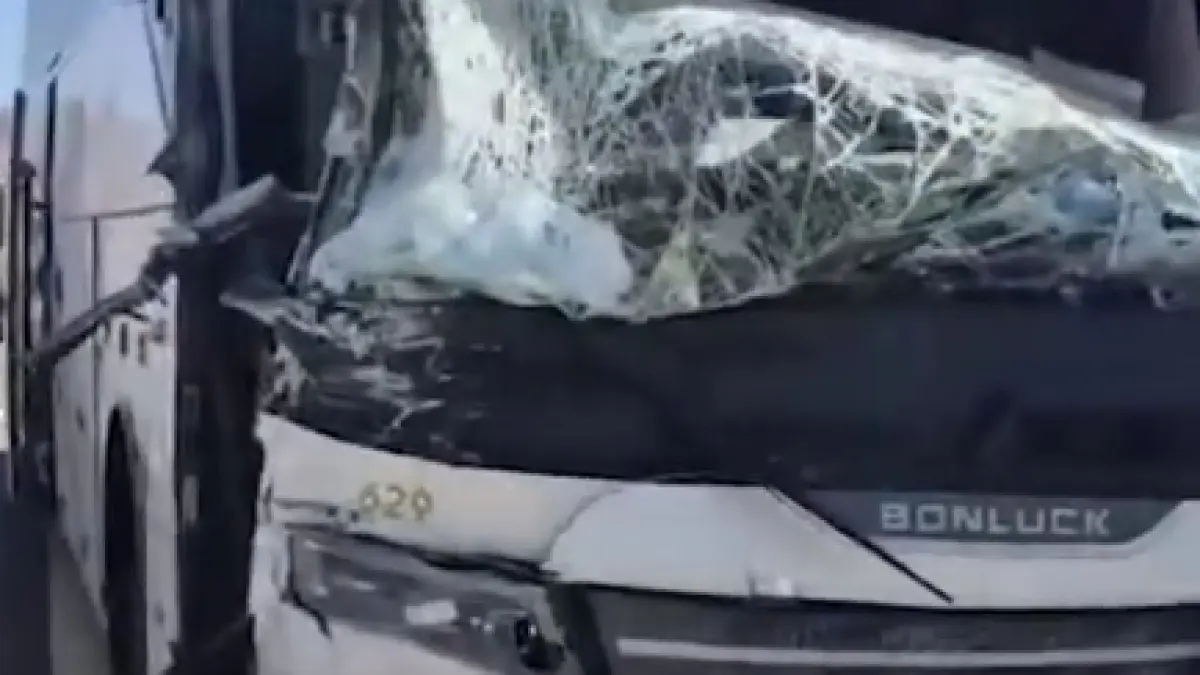 Tangkapan layar video kecelakaan bus yang menimpa jemaah calon haji asal Kabupaten Probolinggo di Jabal Magnet Madinah pada Selasa (28/4) siang waktu setempat. (TIKTOK/TVRI)