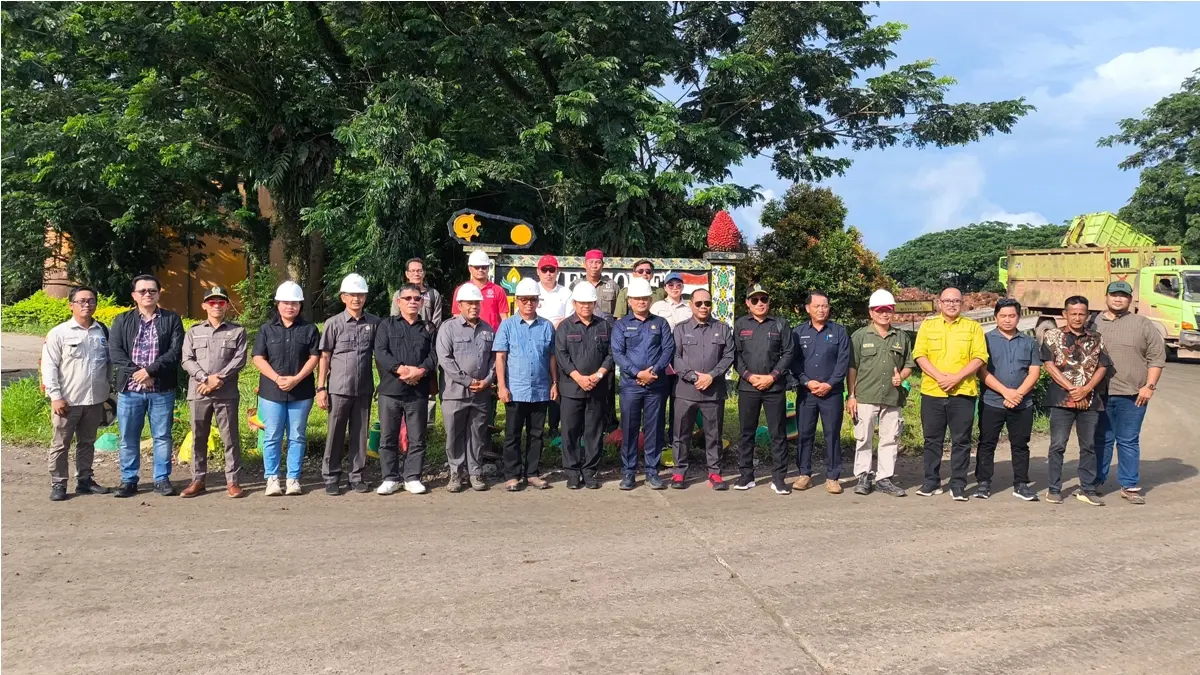 Tim Pansus LKPJ Bupati 2025 saat melakukan uji petik opsen PKB ke PT Kapuas Palma Industri (KPI) group dari Karya Mas yang berada di Kecamatan Empanang. (DOK DPRD KAPUAS HULU)