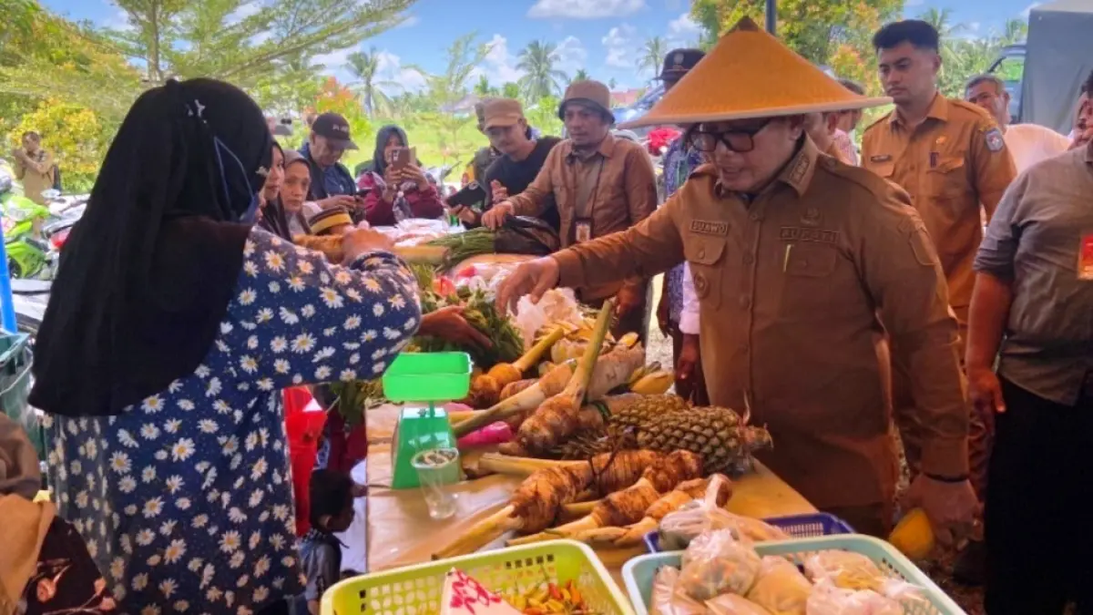 Usai membuka Gebyar Tani, Bupati Kubu Raya, Sujiwo melihat pameran hasil pertanian lokal di Pasar Tani di halaman Pesantren Anwarut Taufiq, Desa Kuala Dua, Kecamatan Sungai Raya, Selasa (28/4). (Prokopim Kubu Raya)