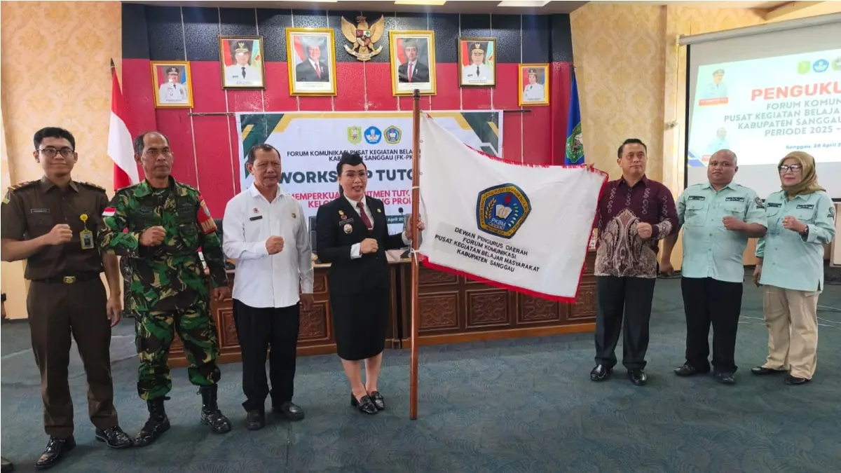 Wakil Bupati Sanggau Susana Herpena bersama Ketua FK PKBM Mahathir Muhammad di Aula Babai Cingai Kantor Bupati Sanggau, Rabu (29/4). (ISTIMEWA)