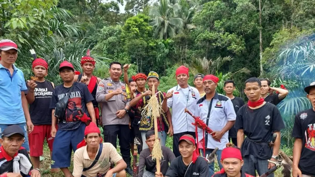 Warga Sanggau Kulor mengikuti ritual Ba Bo’o dalam keheningan demi menjaga keselamatan dan harmoni kampung.