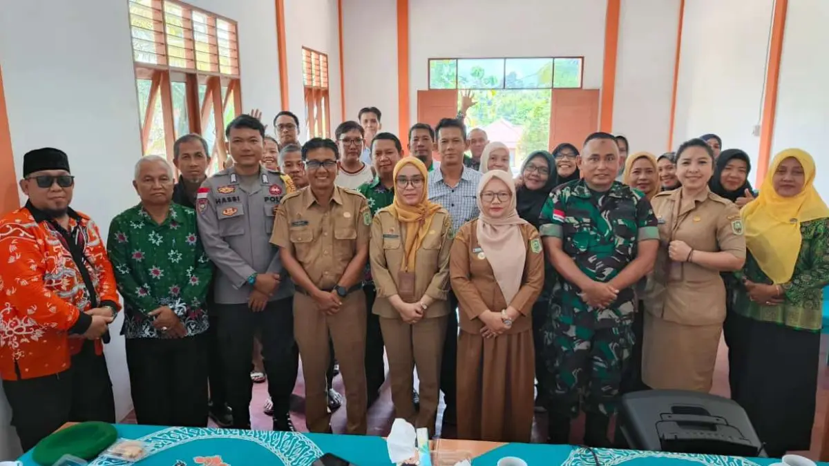 Warga Tanjung Sekayam mengikuti sosialisasi pengelolaan sampah untuk menciptakan lingkungan bersih dan sehat.